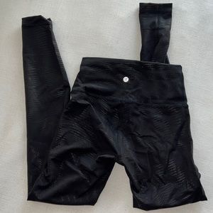 Lululemon Wunder Train Black Size 4 Embossed Print Barely Worn